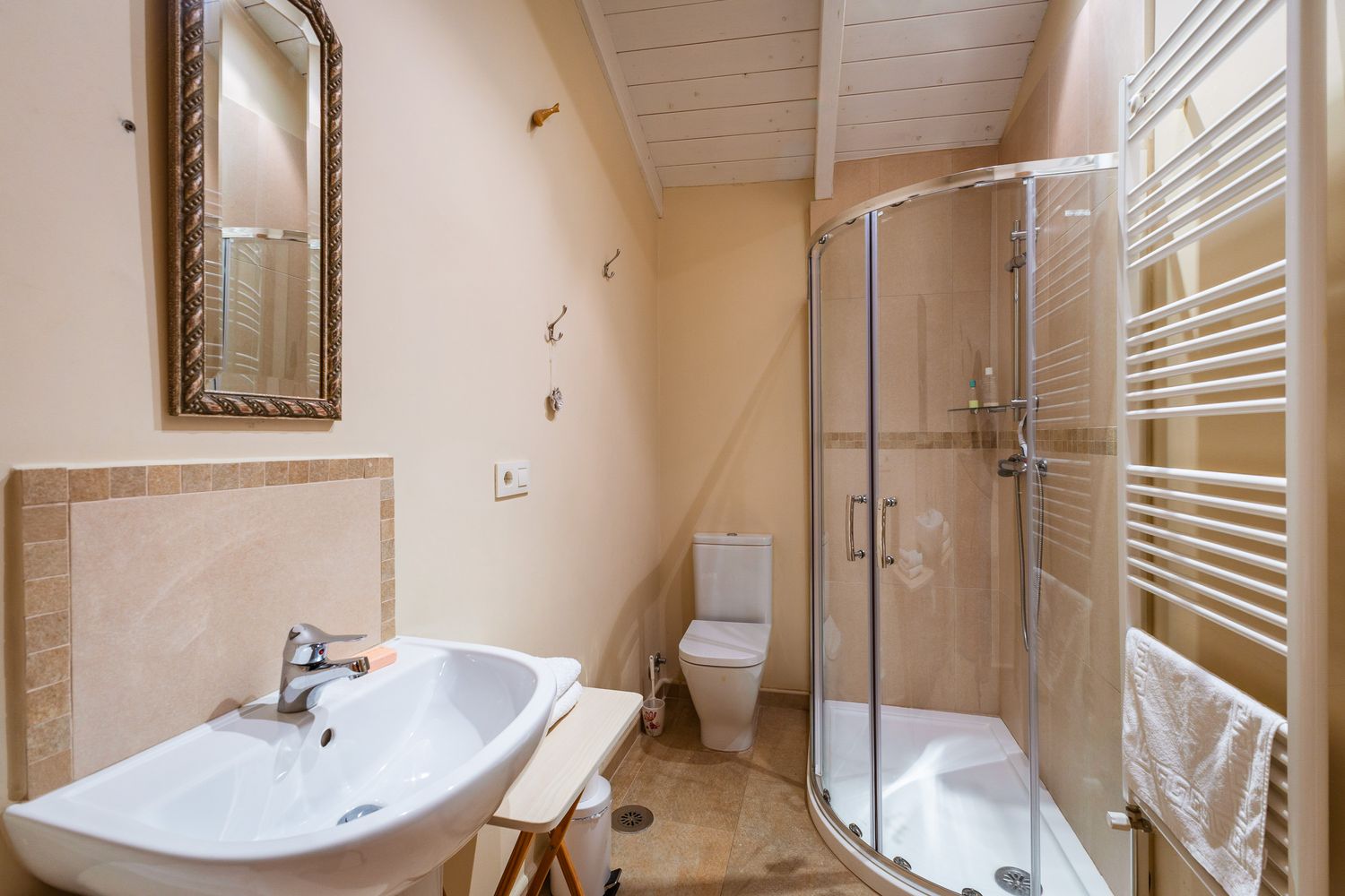 Bedroom 2, en suite facilities